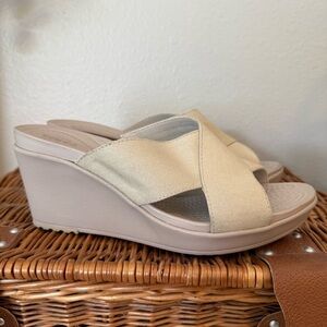 Crocs Leigh II Wedge Sandals Women’s Size 9 Beige Comfort Beach Summer Shoes